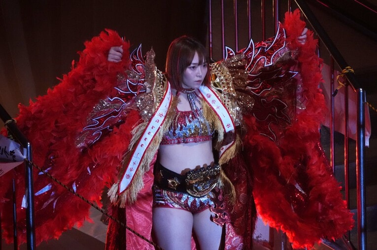 IWGP女子のベルトを巻いて入場するSareee。10月13日、両国国技館 　©Essei Hara