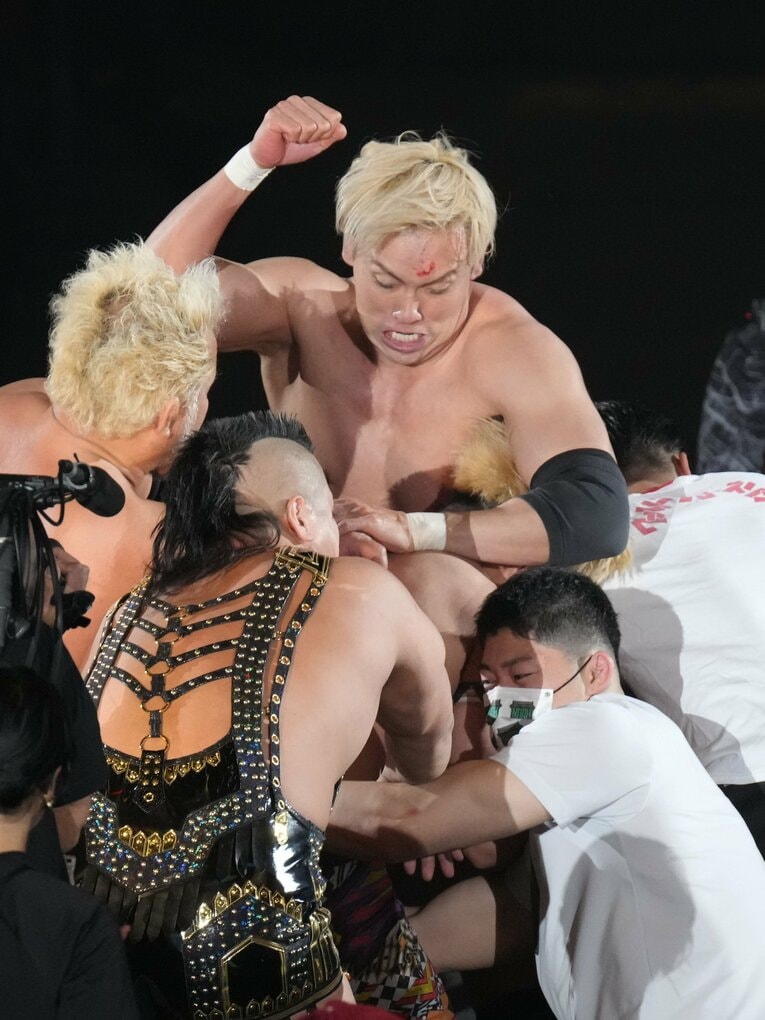 挑発されたオカダが激昂