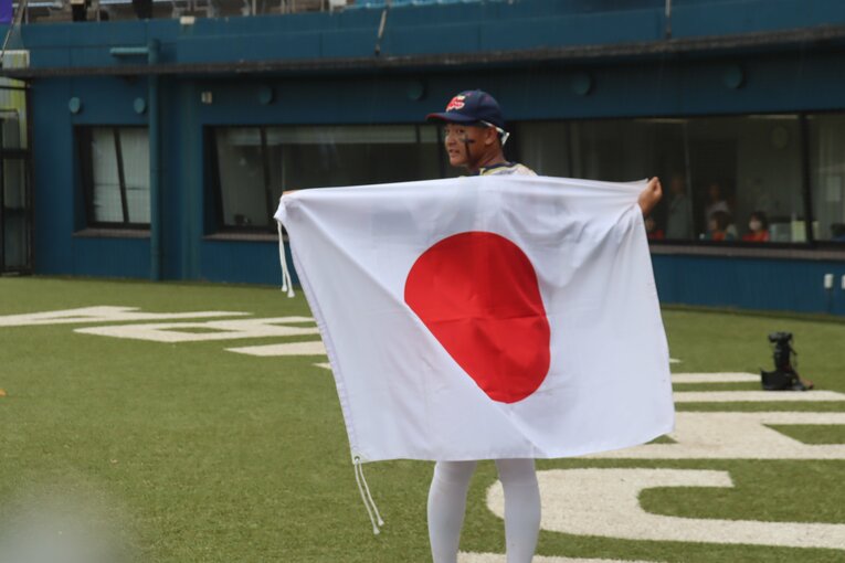 アジア大会優勝後、日の丸をまとう松本　©Yuki Kashimoto