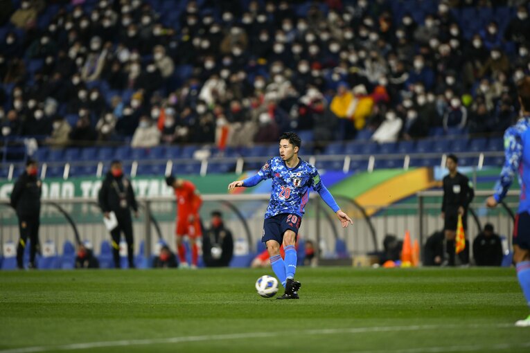 後半途中から長友佑都に代わって左SBで出場するパターンが定着している中山雄太　©Takuya Sugiyama/JMPA