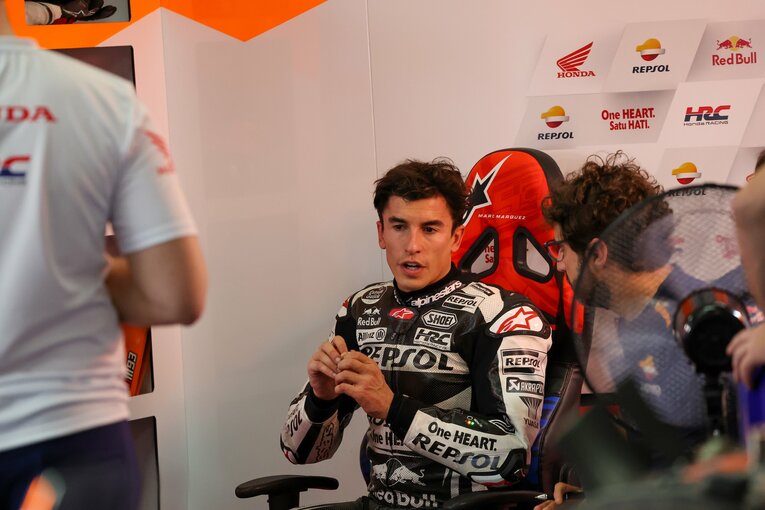 エンジニアと話し込むマルケス　©Satoshi Endo