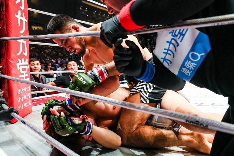 朝倉未来が半身になった瞬間。レフェリーが至近距離で確認するも、この時点ではストップに至らなかった　©Susumu Nagao