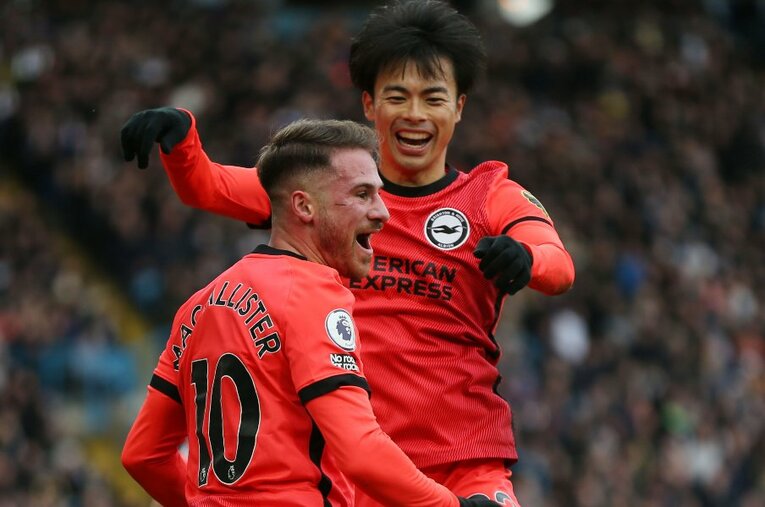 リーズ戦、マクアリステルの先制ヘディングゴールを見事アシストした三笘薫（25歳） ／ photograph by AFLO