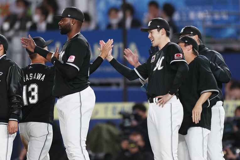 山本由伸との投げ合いに勝利した佐々木朗は笑顔　©︎JIJI PRESS