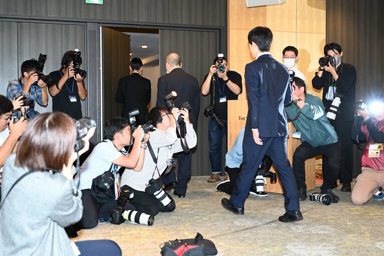 会見場をあとにする藤井　©Keiji Ishikawa