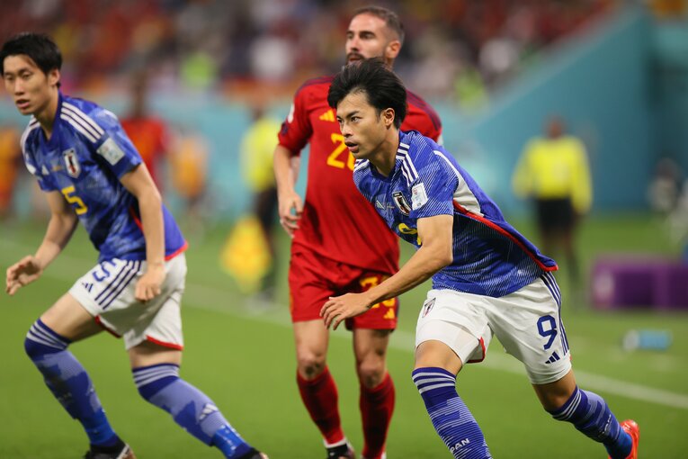 三笘がダッシュでペナルティエリア内に駆け込む（奇跡のゴールシーン　2／57）©Kaoru Watanabe/JMPA