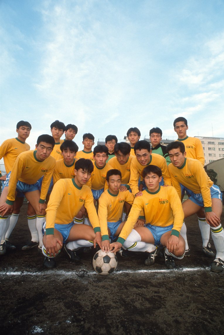 当時のサッカーマガジンで表紙を飾った貴重な一枚。前列に陣取るのが攻撃の軸を担った礒貝、本田、森山だ（写真：ベースボール・マガジン社）