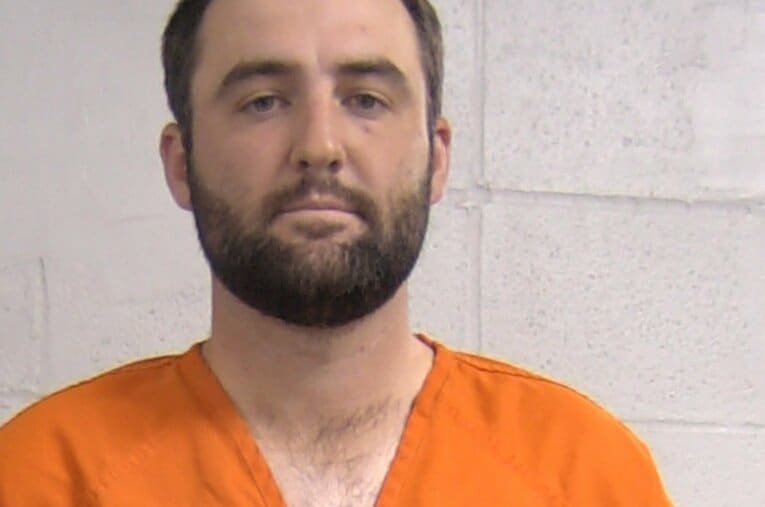 全米プロ2日目、会場の目の前で緊急逮捕された世界ランク1位のスコッティ・シェフラー（27歳）。温厚なシェフラーがまさか囚人服を着ることになるとは… ／ photograph by Getty Images