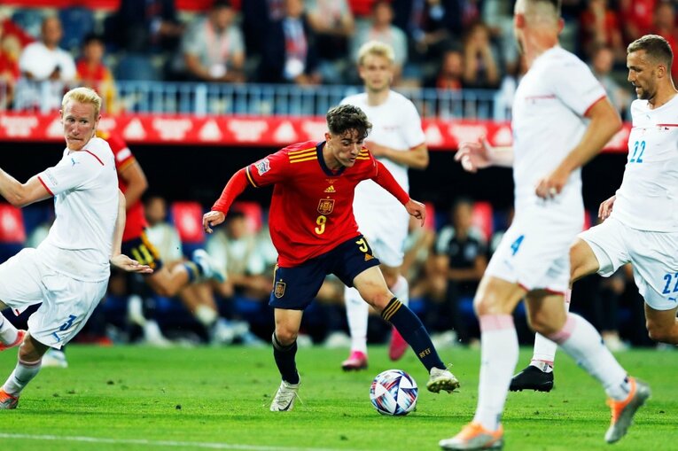 “日本代表が狙うべきスペインの急所”はどこ？ ブスケッツやアセンシオ健在、17歳ガビ急成長で分厚すぎる選手層だが…〈撮影者の証言〉(29)