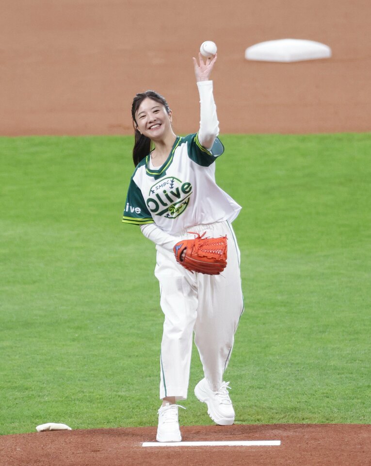 4月29日の日本ハムvsソフトバンクの試合。始球式の登場した吉高由里子さん　©JIJI PRESS