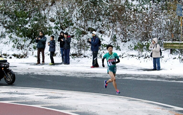2015年、雪の残る箱根の山を独走する青学大・神野大地　©JIJI PRESS