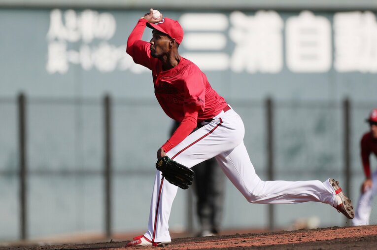 スリークォーター気味に腕を下げた今シーズンのアドゥワの投球フォーム ／ photograph by JIJI PRESS