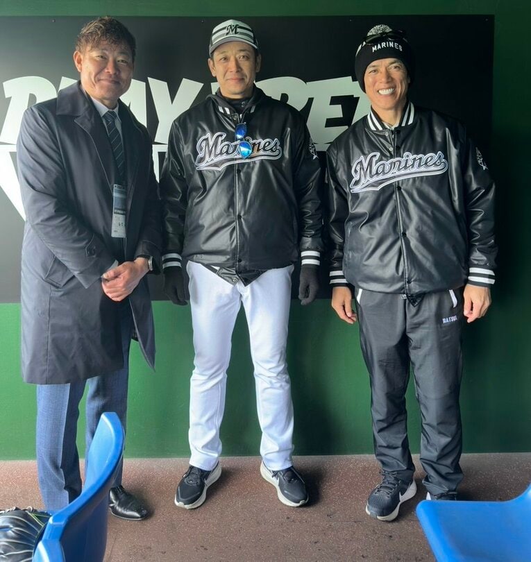 松井氏とサブロー監督。キャンプを訪問した福留孝介氏も一緒に　©Chiba Lotte Marines
