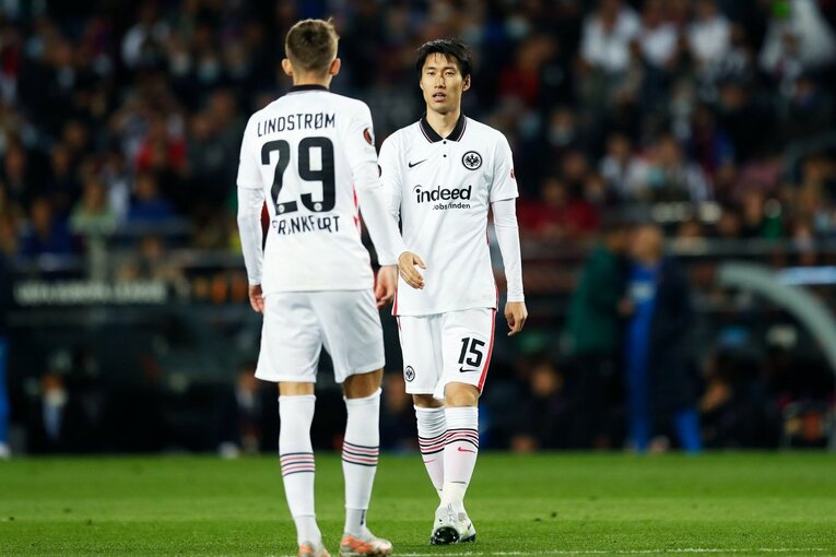 「初めて日本人がバルサのカンプノウで勝利」歴史的瞬間を撮った… 鎌田大地のアシストと献身に感動した理由〈長谷部誠も出場〉(8)