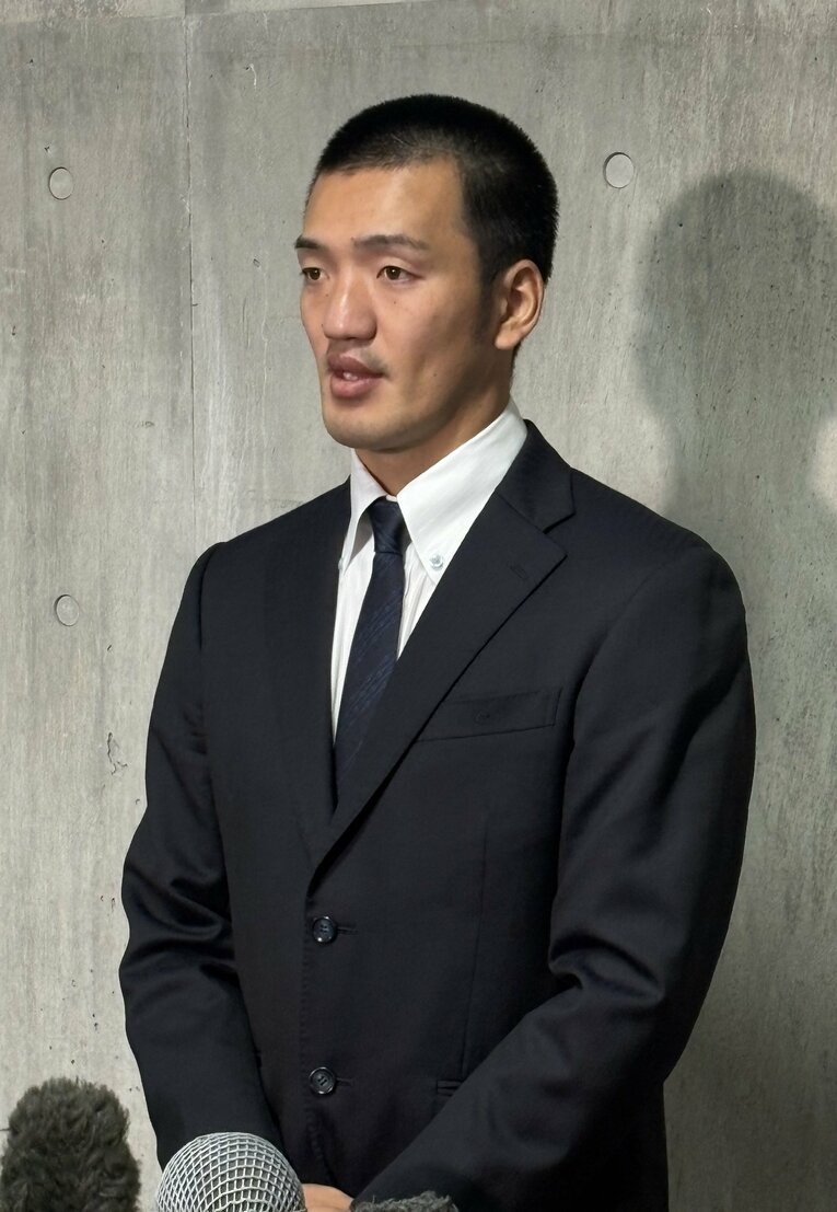 通告碁、記者に囲まれ、取材対応する矢野　©JIJI PRESS