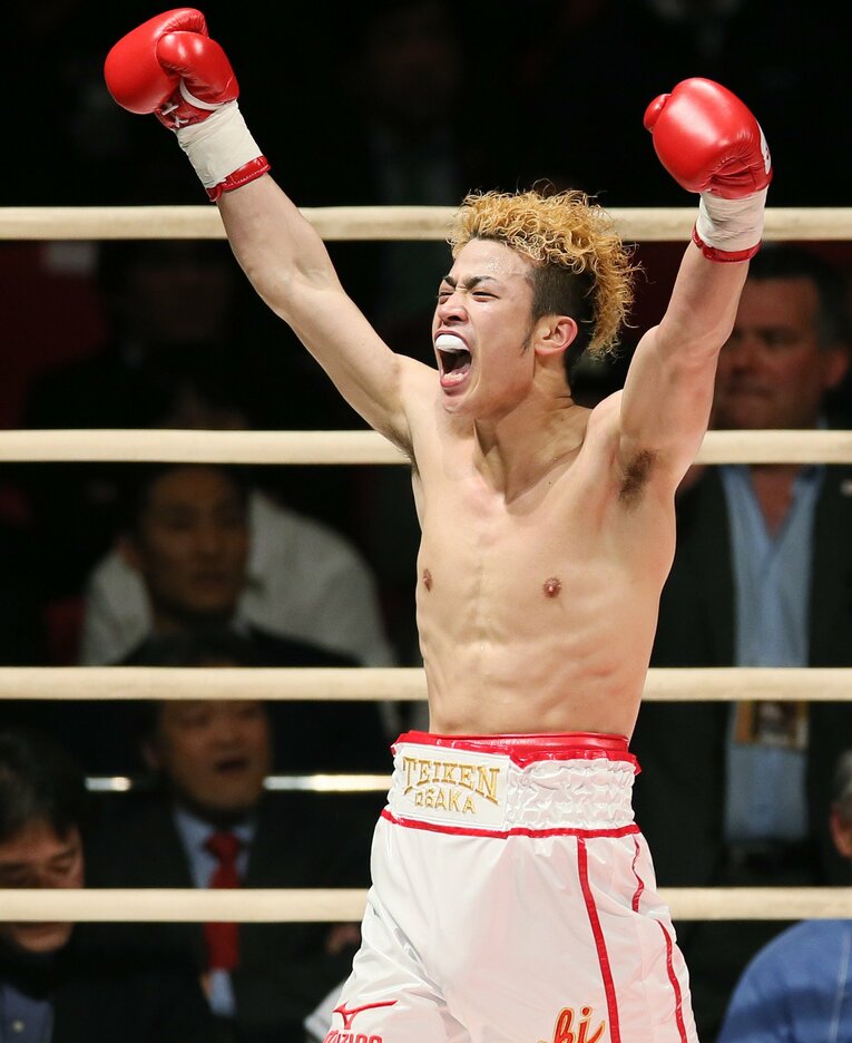 2015年4月、デビュー戦でKO勝ちした辰吉寿以輝（当時18歳）©JIJI PRESS