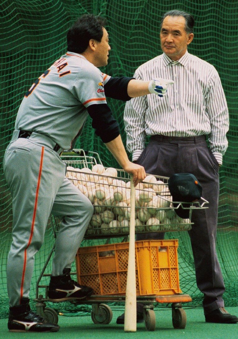 10月11日、日本シリーズに向け打撃練習を始めた落合と話をする長嶋監督　©KYODO