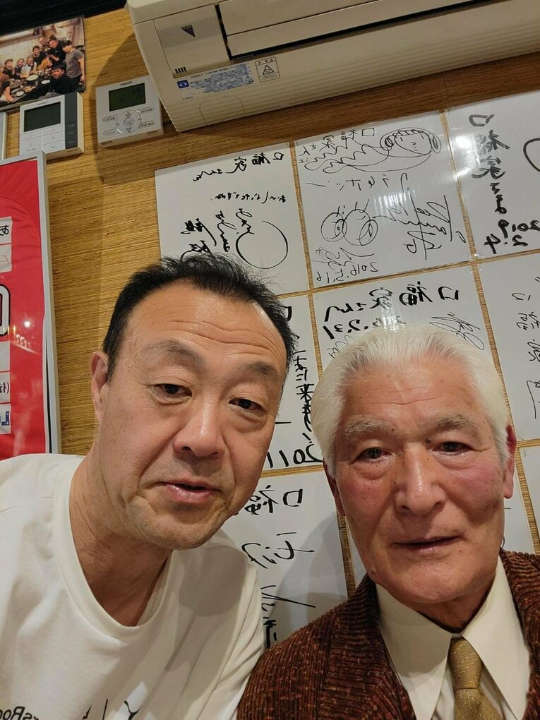 2024年1月に有志で開催された近鉄OBの集まりで。土井正博氏と桧山氏（桧山さん提供）