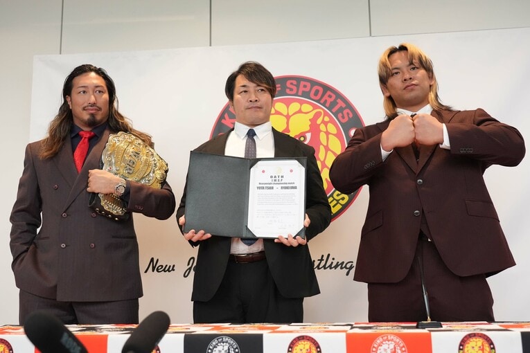 IWGPヘビー級王座戦調印式での辻陽太と大岩陵平。中央は棚橋弘至社長　©Essei Hara