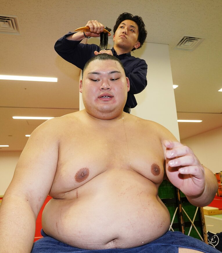大相撲名古屋場所13日目、優勝した琴勝峰に敗れ、支度部屋で取材に応じる大の里　©JIJI PRESS