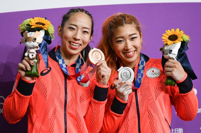 スポーツクライミングで銀メダルを獲得した野中生萌（右）と銅メダルの野口啓代 ／ photograph by Asami Enomoto／JMPA