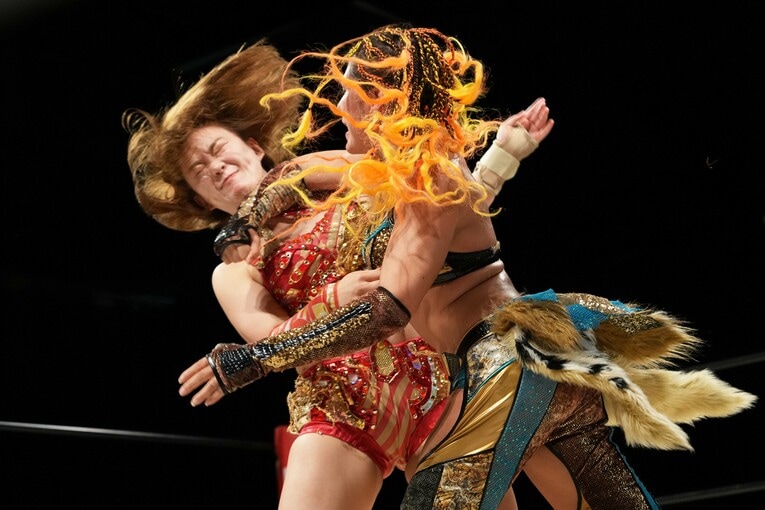 Sareeeにエルボーを見舞うジュリア　©Essei Hara