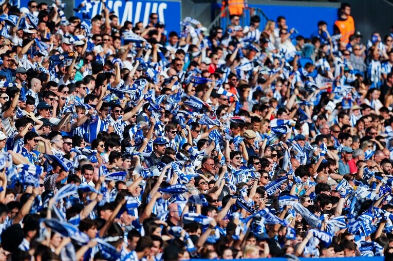 久保建英22歳誕生日に「タケはアイドル」日本語ボードの子供、メッシっぽい新ユニ姿やソシエダ主将との別れ…カメラマンが見た“幸せな最終節”(15)