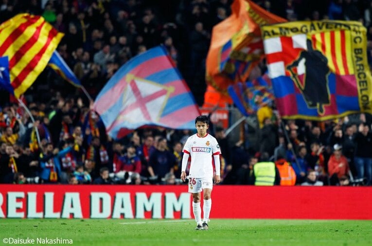 久保建英、初カンプノウの試合前。カメラマンが捉えた“一瞬の瞑想”。(4)