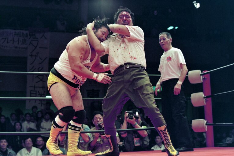 1995年11月3日、大日本プロレスのリングでターザン後藤に血だるまにされた小鹿