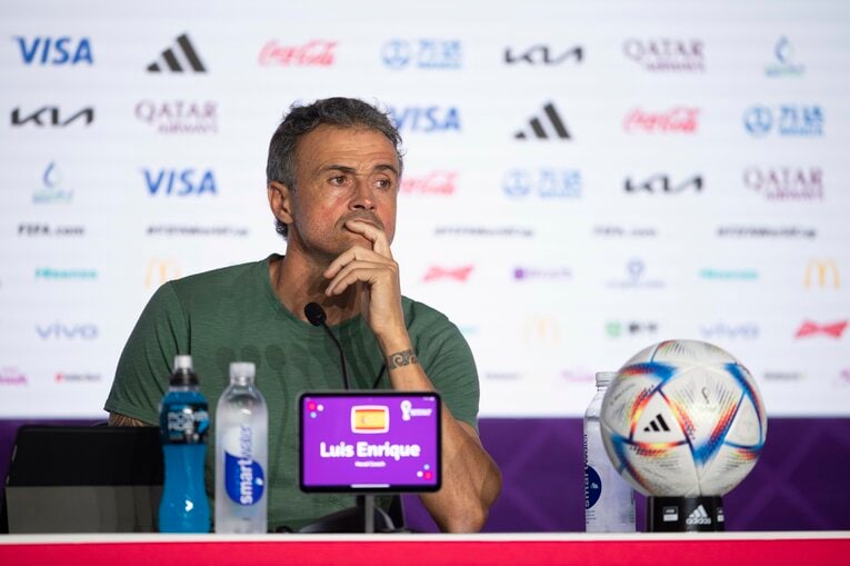 1－2で日本に逆転負け。試合後の記者会見で渋い表情を見せたルイス・エンリケ監督　©Getty Images