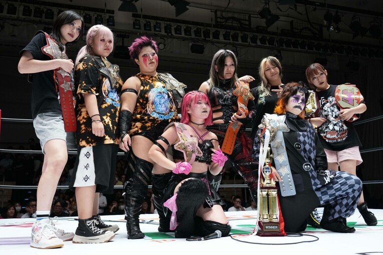 H.A.T.E.のメンバーと記念写真に収まる上谷沙弥。9月10日、後楽園ホール　©Essei Hara