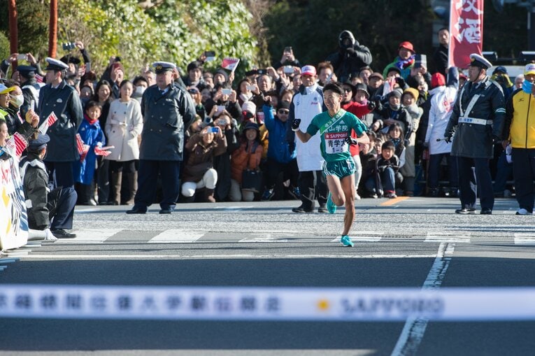 2016年の箱根は往路連覇のゴールテープを切った　©Nanae Suzuki