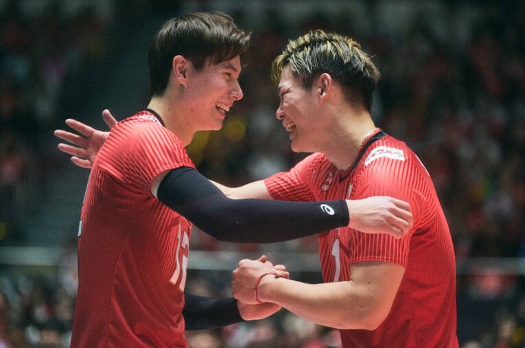 龍神NIPPONを牽引する高橋藍（22歳）と西田有志（23歳）。バレー界の未来を担う2人を、レジェンド清水邦広どう見つめているのか ／ photograph by Yuki Suenaga