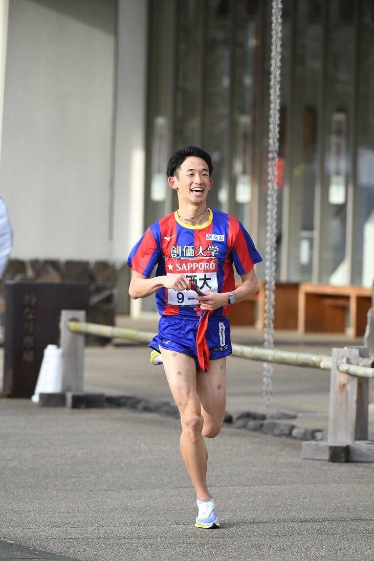 にこやかに6区を駆け抜けた2年時の濱野。後ろでは駒澤大の花崎が1分13秒近く差を詰める区間賞の激走を見せていた　©JMPA