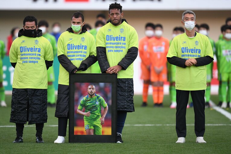 オリベイラの急死に黙祷を捧げる選手たち　©Getty Images