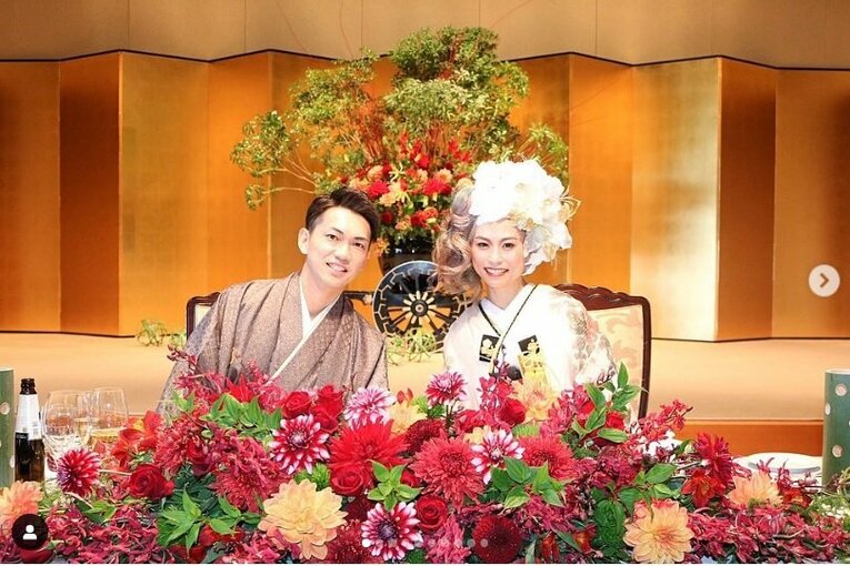 結婚式での二人　©本人のインスタグラムより
