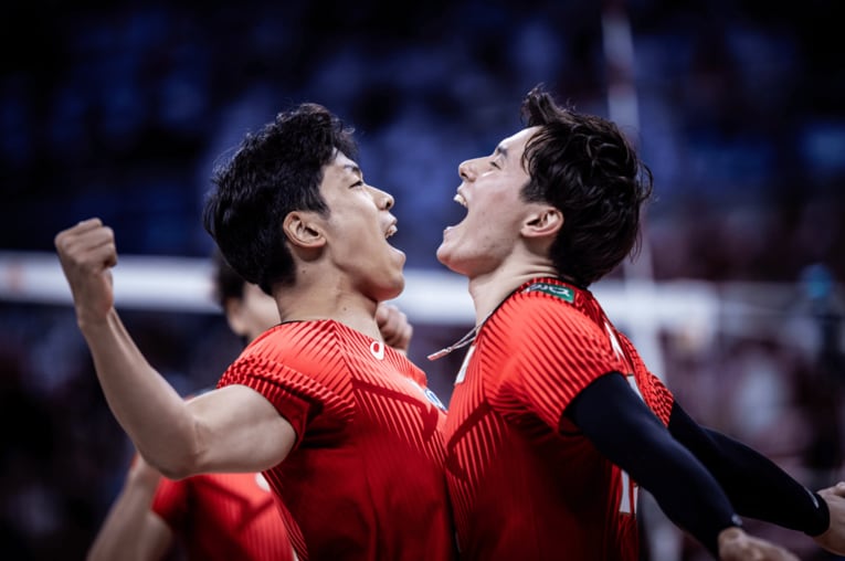 高橋藍（右）と喜びを分かち合う宮浦健人　©︎FIVB