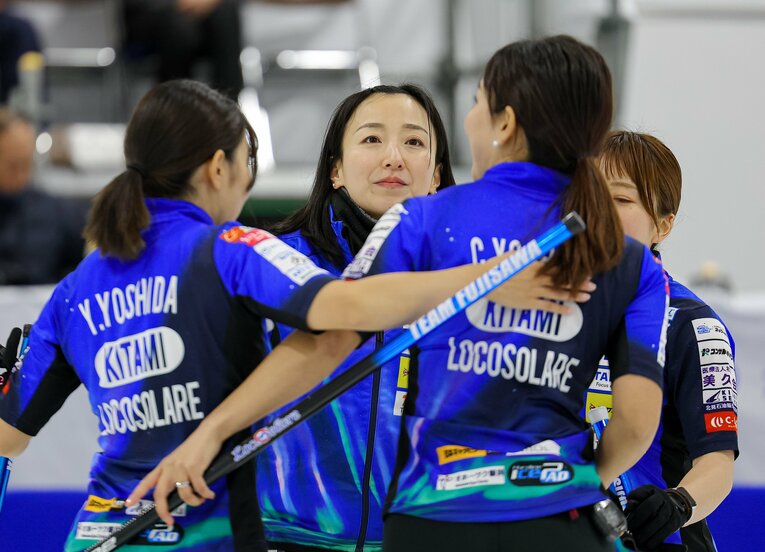 日本代表決定戦で敗れたロコ・ソラーレの選手たち　©JIJI PRESS