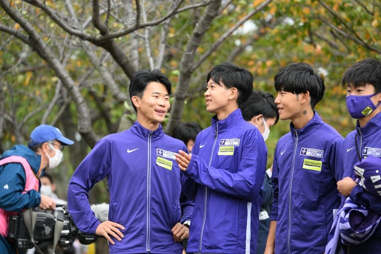 出雲駅伝ではメンバー外となった円が同じく走れなかった伊藤蒼唯（中央）や山川拓馬（右）と戦況を見守った。3人は箱根駅伝ではそれぞれ1区、6区、5区の注目を集める区間を走った　©Nanae Suzuki