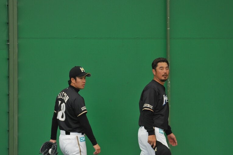 斎藤佑樹と吉井理人コーチ（日本ハム時代、2011年）　©︎Hideki Sugiyama