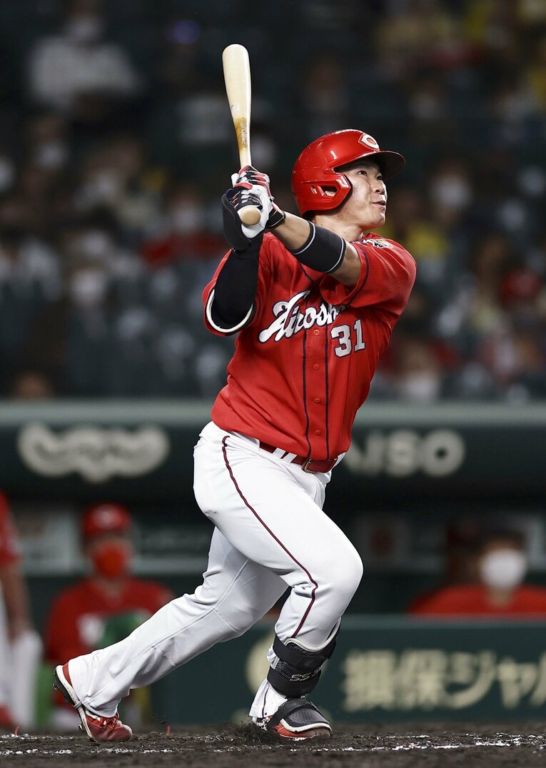 甲子園で本塁打を放つ坂倉。今季は6シーズン通算の半数となる16本塁打を記録した　©KYODO