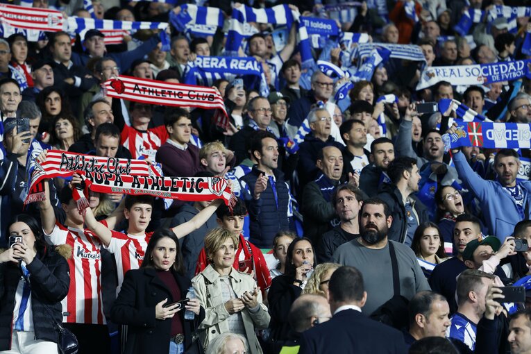 メインスタンドでもビルバオファン、ソシエダファンが並びあっていた　©Daisuke Nakashima