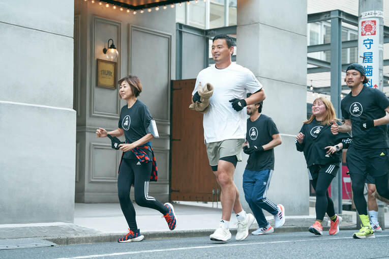 一日店長を務めた五郎丸歩氏が、プロギング（ランニングしながらゴミ拾いをするスポーツ）を行った