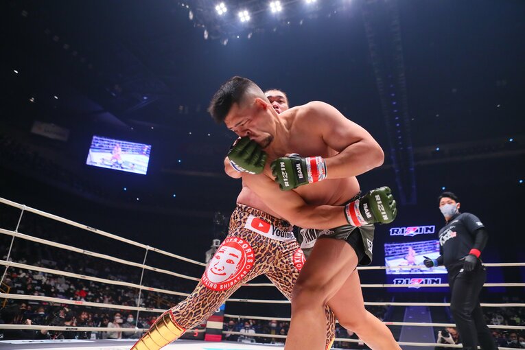 打撃系格闘技のキャリアが豊富なHIROYAにパンチをヒットさせる場面も　©RIZIN FF