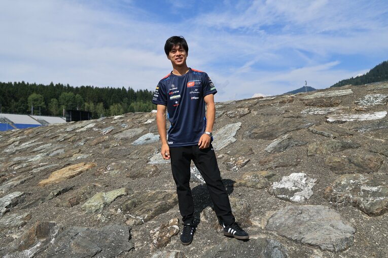 移籍発表直後のレッドブルリンクでインタビューに答えた小椋　©Satoshi Endo