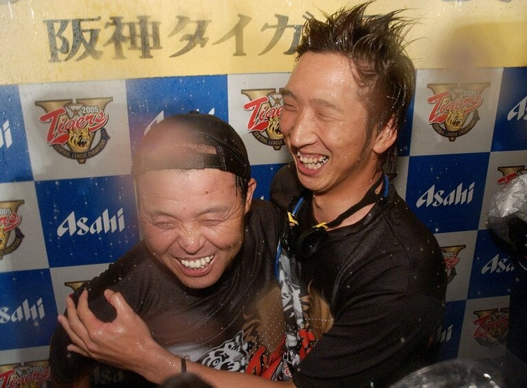2005年のセ・リーグ優勝時、ビールかけで抱き合う岡田彰布と藤川球児　©JIJI PRESS