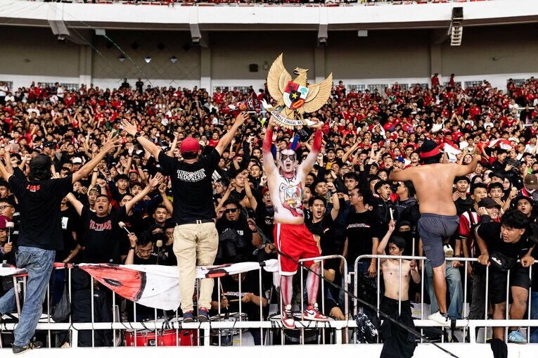 ゲロラ・ブンカルノ競技場に集ったインドネシアのサポーターたち　©JIJI PRESS