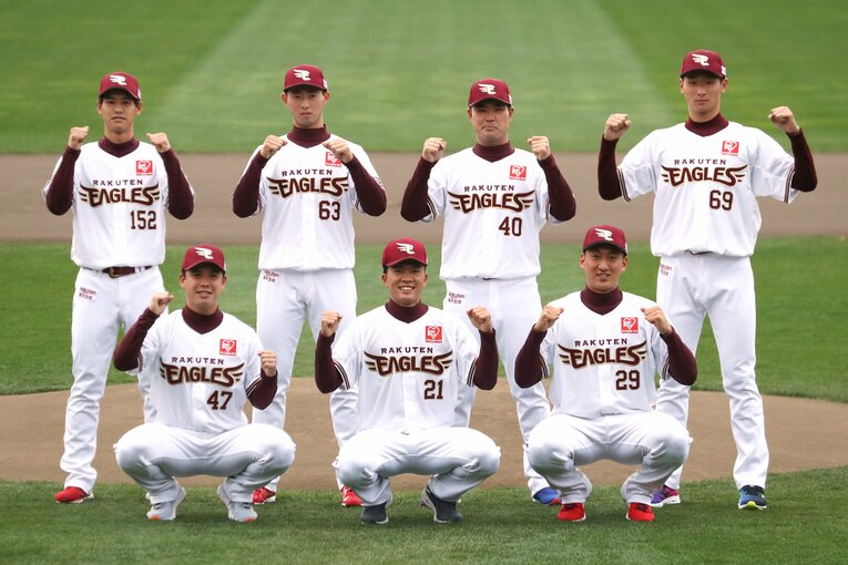 記念撮影するドラ1早川（前列中央）ら楽天の新入団選手（12月5日）。「21」は初代エース岩隈久志の番号　©JIJI PRESS