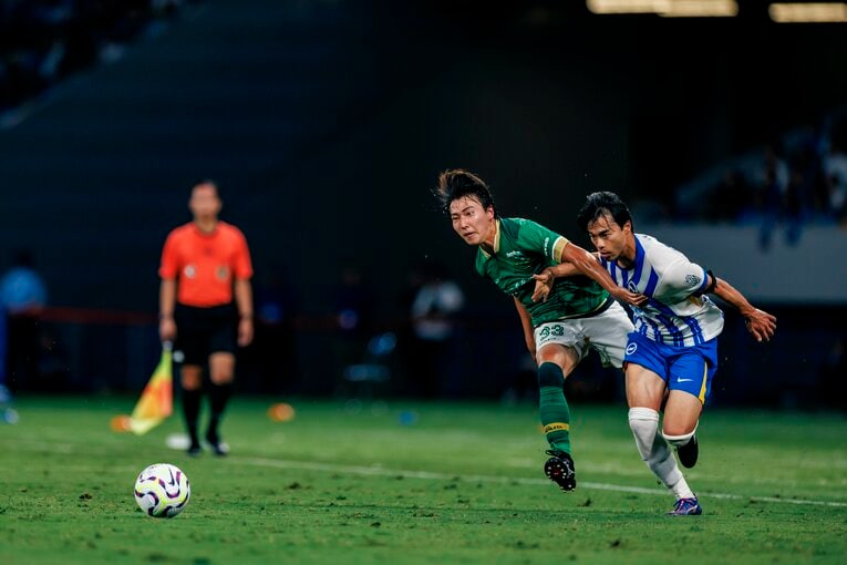 日本ツアーで三笘が見せた「ヒールターンからの必殺ドリブル突破とアウトサイドシュート」（全15枚）©Kiichi Matsumoto