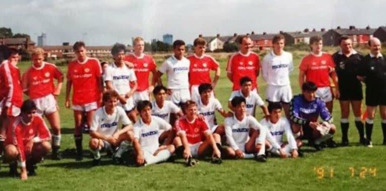 マンチェスター・ユナイテッドの選手たちと写真撮影したマツダ留学組（写真は翌1991年のトレーニングマッチ時）。森保は中段、右から4人目
